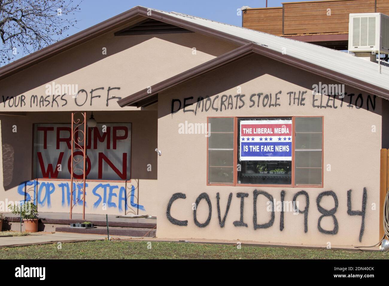 Ein Alpine, Texas, Unterstützer von Präsident Donald Trump nutzt seine Heimat, um öffentlich seine politische Unterstützung und Entscheidungen zu vermitteln. Stockfoto