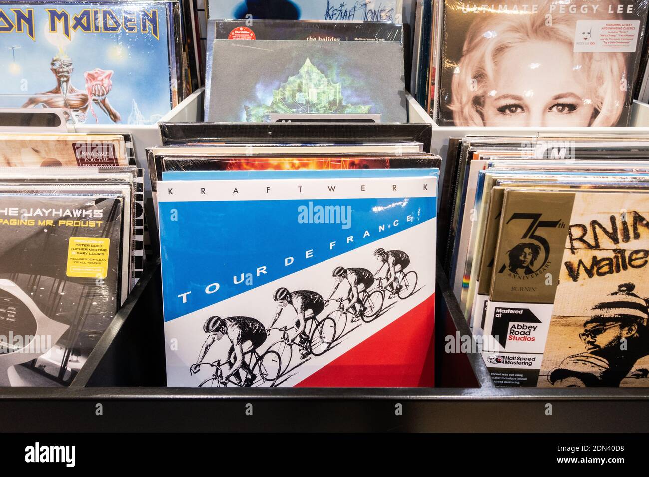 Kraftwerk Vinyl Album im Plattenladen. Stockfoto