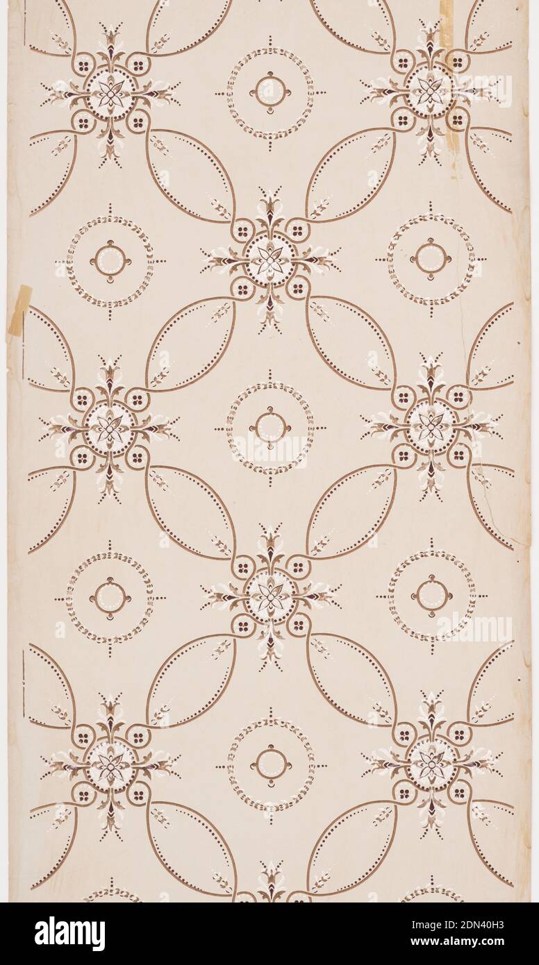 Deckenpapier, maschinenbedrucktes Papier, flüssiges Glimmer, geometrisches Muster, das durch geschwungene Linien gebildet wird. Quadrate mit abgerundeten Ecken überlagern sich, wobei ein größerer Kreis an den Schnittpunkten von vier kleineren Kreisen umgeben ist., USA, 1905–1915, Wandverkleidungen, Deckenpapier Stockfoto