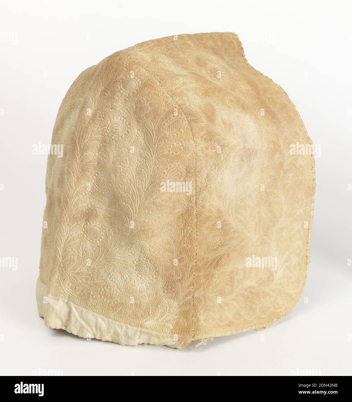 Mütze, Medium: Baumwollstickerei auf Baumwollfundament Technik: Gestickt in Knoten, Rücken Stich und Unterseite Steppung auf Leinwandfundament, Kappe aus drei Stoffstücken zusammengenäht. Steppung erfolgt, bevor die Kappe genäht wurde. Cap wurde ursprünglich mit Spitze fertig., Europa, 18. Jahrhundert, Kostüm & Accessoires, Cap Stockfoto