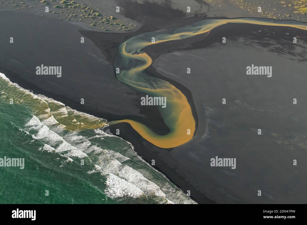 Luftaufnahme über den Gletscherfluss Affall bei Landeyjarsandur im Sommer, Island Stockfoto