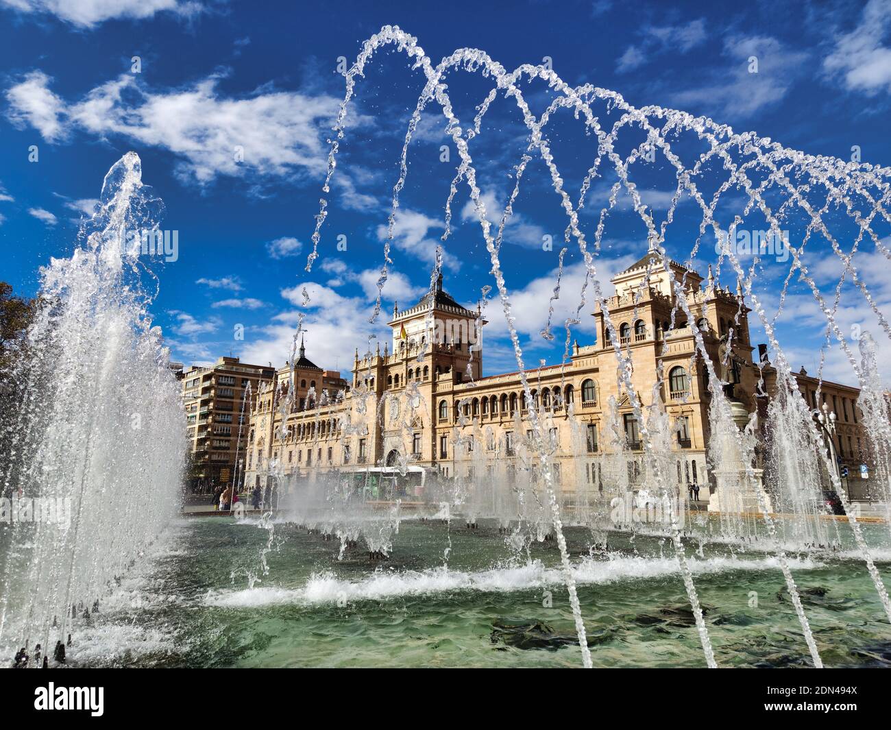 Ein Brunnen auf dem Jose Zorrilla Platz in Valladolid, Spanien Stockfoto