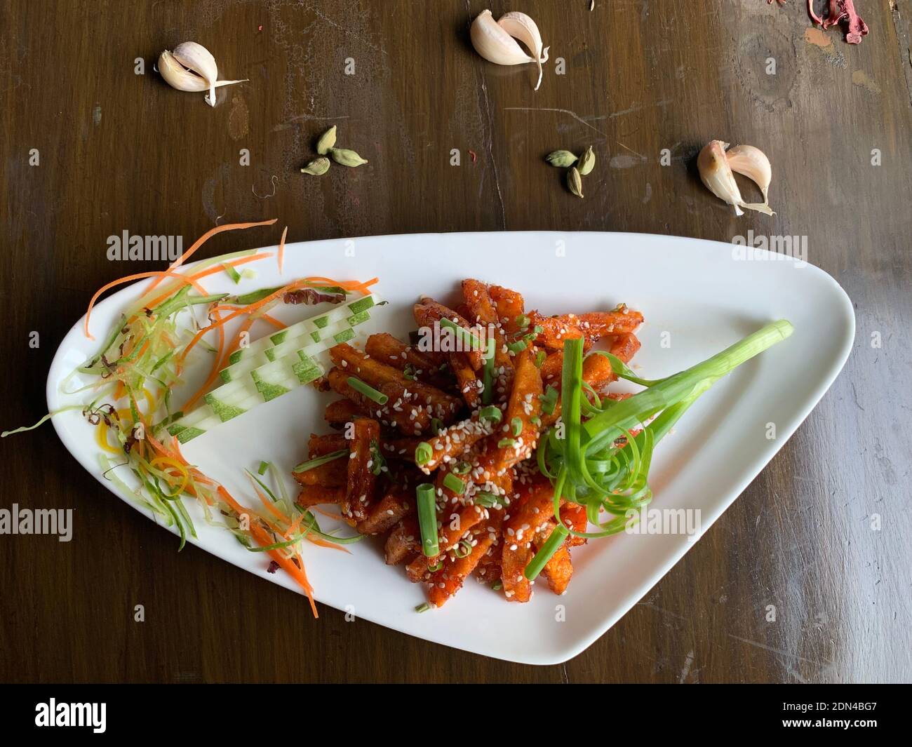 Honig Chilipartoffel garnieren mit Gewürzen Stockfoto