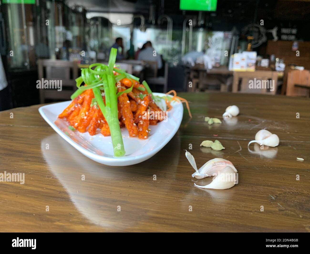 Honig Chilipartoffel garnieren mit Gewürzen Stockfoto