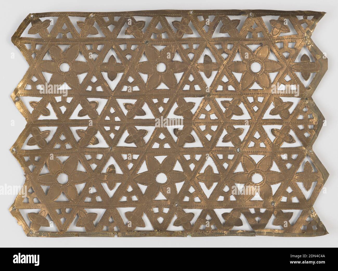 Cut-out, Lockwood de Forest, American, 1850–1932, Ahmedabad Wood Carving Company, Ahmedabad, Gujarat, India, de Forest Ownership 1881–1908, durchbohrtes und ausgeschnittenes Kupferblech, das rechteckige Blatt aus dünnem Kupfer mit spitzen Bordüren an der Seite, durchbohrt mit einer Anordnung von Dreiecken und Blumenköpfen in geometrischem Muster, 1881–90, Metallarbeiten, Dekorative Kunst, Ausschnitt Stockfoto