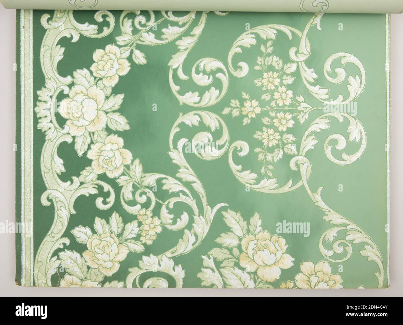 Musterbuch, maschinenbedrucktes Papier, etwa dreißig verschiedene Muster, alle als passende Sätze von Seiten-, Rahmen- und Deckenpapier erhältlich. Jedes Muster wird in mehreren Farben dargestellt. Vorherrschende Farben in diesem Katalog sind rot und grün, mit mehr begrenzt blau und beige/tan. Zu den Mustern gehören Blumenmuster, Medaillons, Streifen und einige All-Over-Designs., 1900, Alben (gebunden) & Bücher, Wandbeläge, Musterbuch Stockfoto