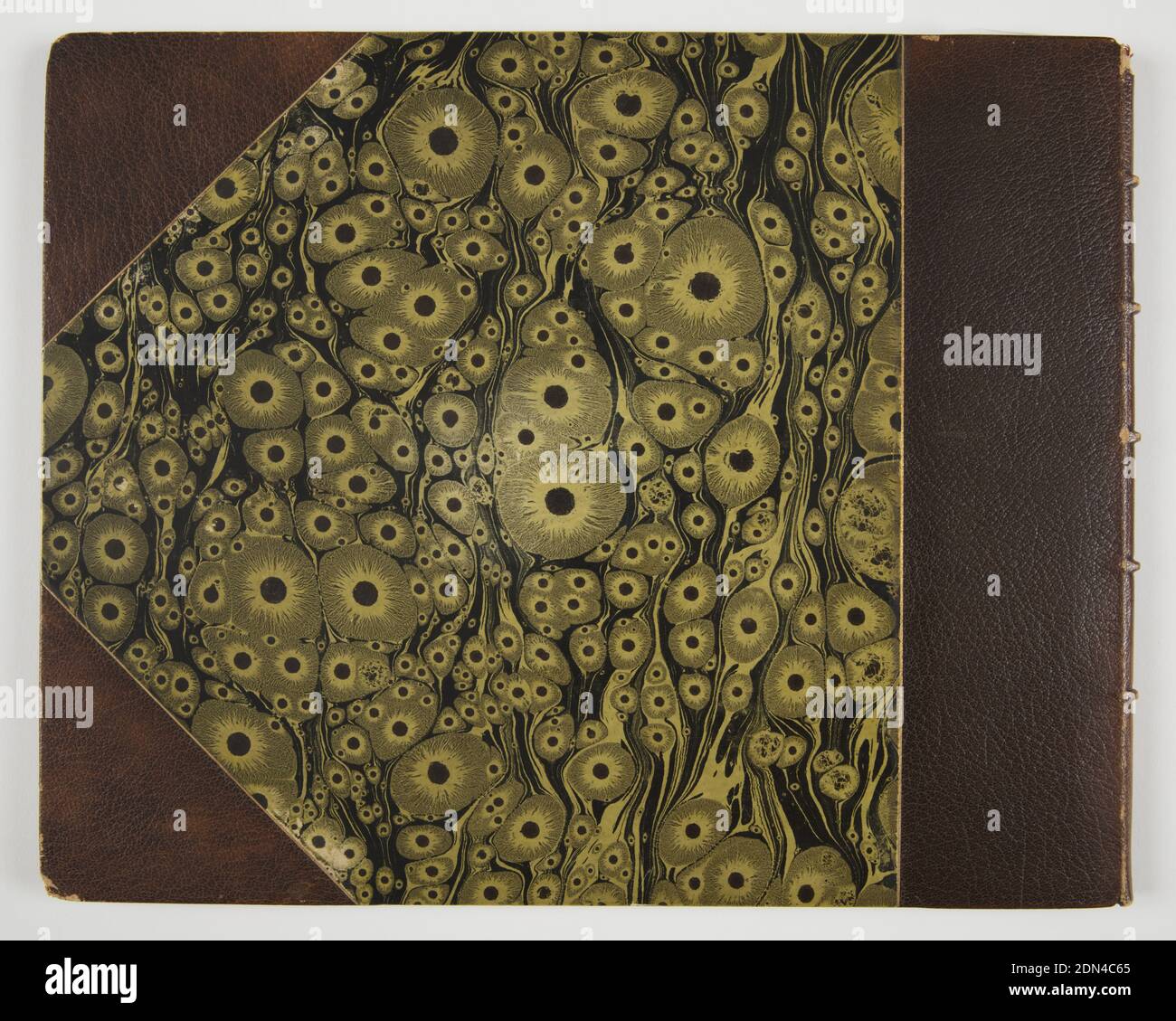 Singeries ou differentes actions de la vie humaine représentées par des singes (Monkey antics or different Actions of Human Life represented by Monkeys), Christophe Huet, französisch, 1700–1759, Jean-Baptiste-Antoine Guelard, französisch, 1719–ca. 1755, Charpentier, Paris, Frankreich, gebundener Radierband auf Papier, gebundener Band von 22 Drucken und 1 loser Druck mit Affen in Menschenkostüm, die verschiedene Szenen spielen., Paris, Frankreich, ca. 1743, Alben (gebunden) & Bücher, Buch, Buch Stockfoto