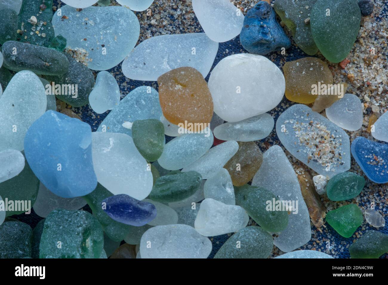 Nahaufnahme einer Sammlung von Meeresglas aus aufgelesen Der Strand von Seaham Harbor in der Grafschaft Durham Stockfoto