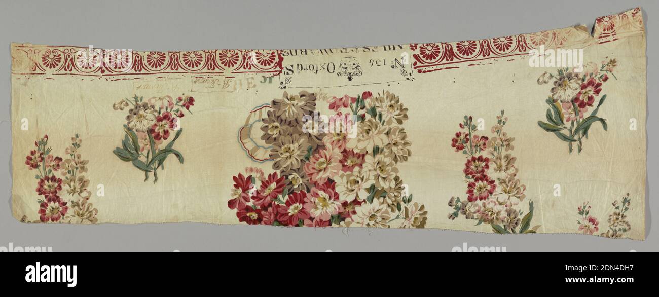 Fragment, Technik: Block gedruckt auf Leinwandfundament; Block Registrierung Marken sichtbar, Mark Gesichter in entgegengesetzter Richtung zur Musterrichtung. Muster von polychromen Blütenbüschen auf Natur., London, England, ca. 1830, bedruckte, gefärbte & bemalte Textilien, Fragment Stockfoto