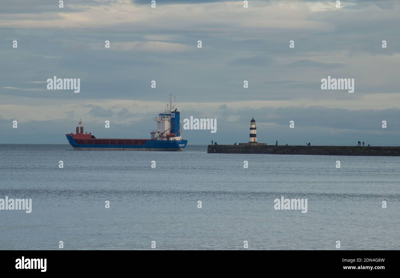 Handelsschiff Soniland verlässt Seaham Harbour im Nordosten Küste von England Stockfoto