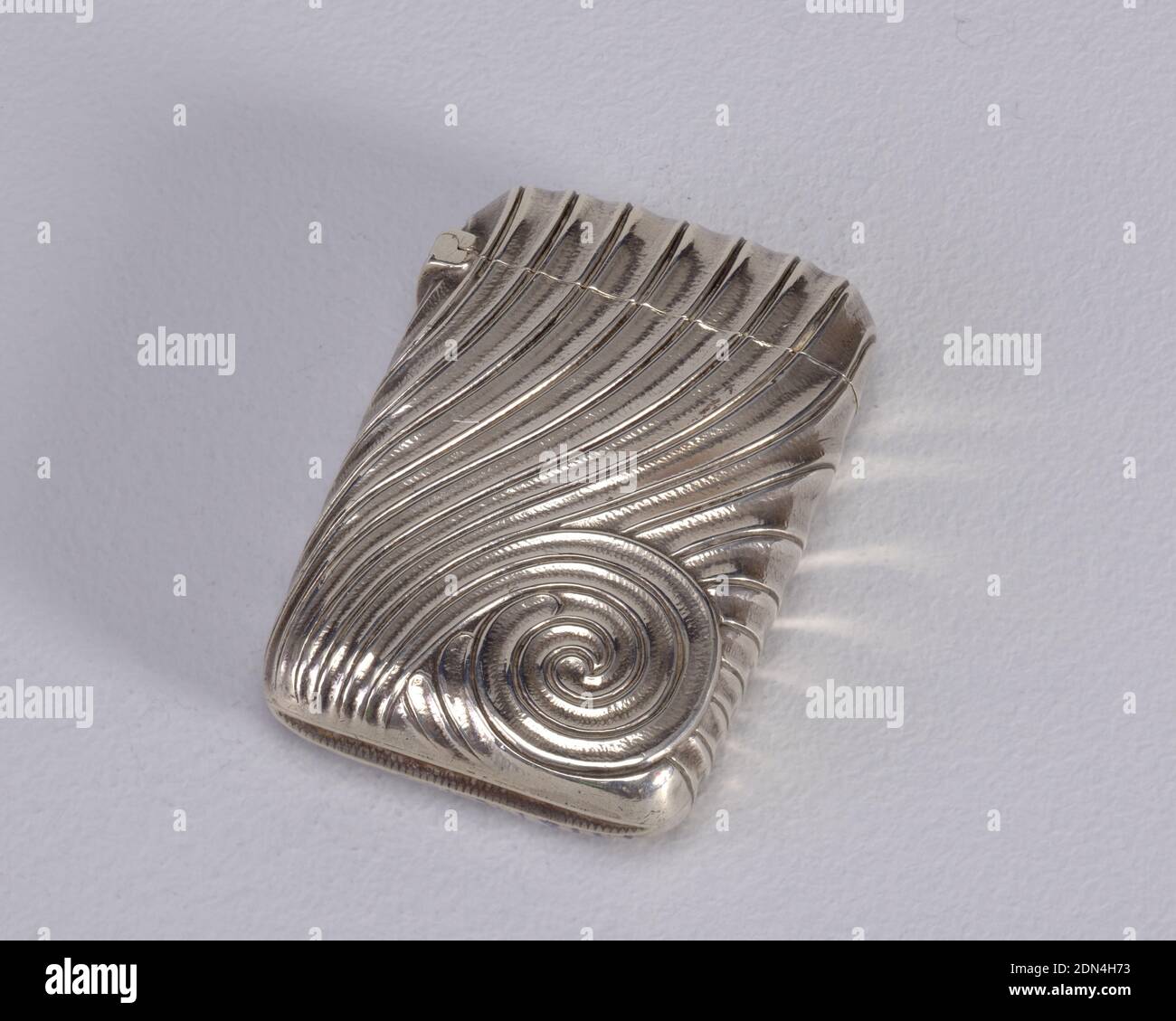 Spiralmotiv, Gorham Manufacturing Company, Providence, Rhode Island, USA, gegründet 1818, Silber, rechteckige, gebogene Seiten und Ecken, mit welligen Linien mit Spiralmotiv in der unteren rechten Ecke, identische Motive auf der Rückseite, Spirale befindet sich unten links. Deckel seitlich aufklappbar. Stürmer auf der Unterseite., Providence, Rhode Island, USA, urheberrechtlich geschützt 1888, Container, Dekorative Künste, Matchsafe, Matchsafe Stockfoto