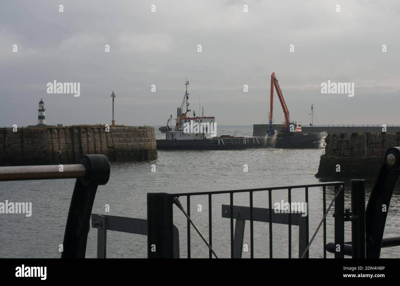 Der Eingang zum Hafen von Seaham in den Prozess Von Baggerwerden Stockfoto