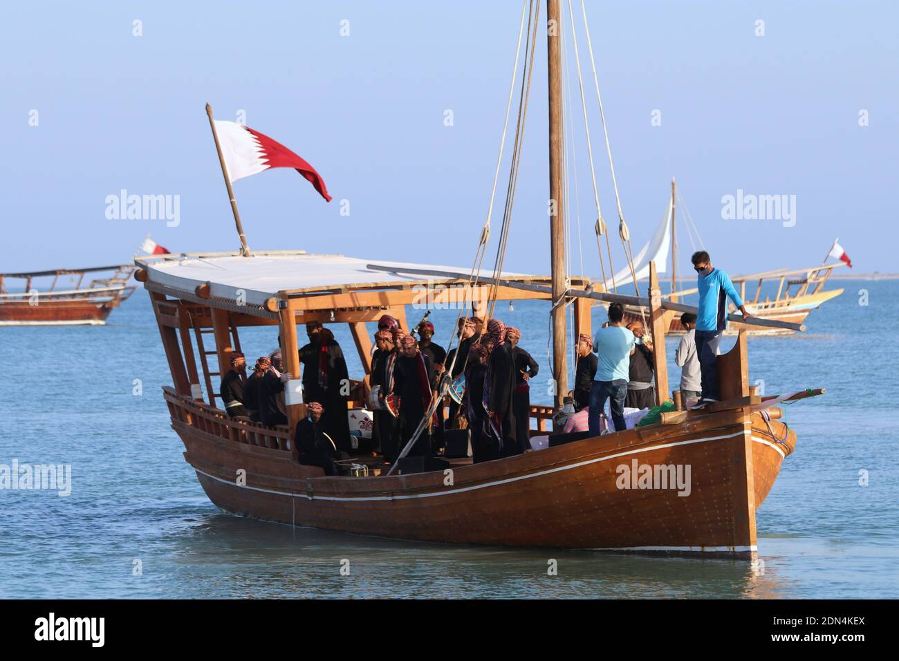 Arabische Menschen genießen traditionelle Musik und tanzen auf einem hölzernen Boot Stockfoto