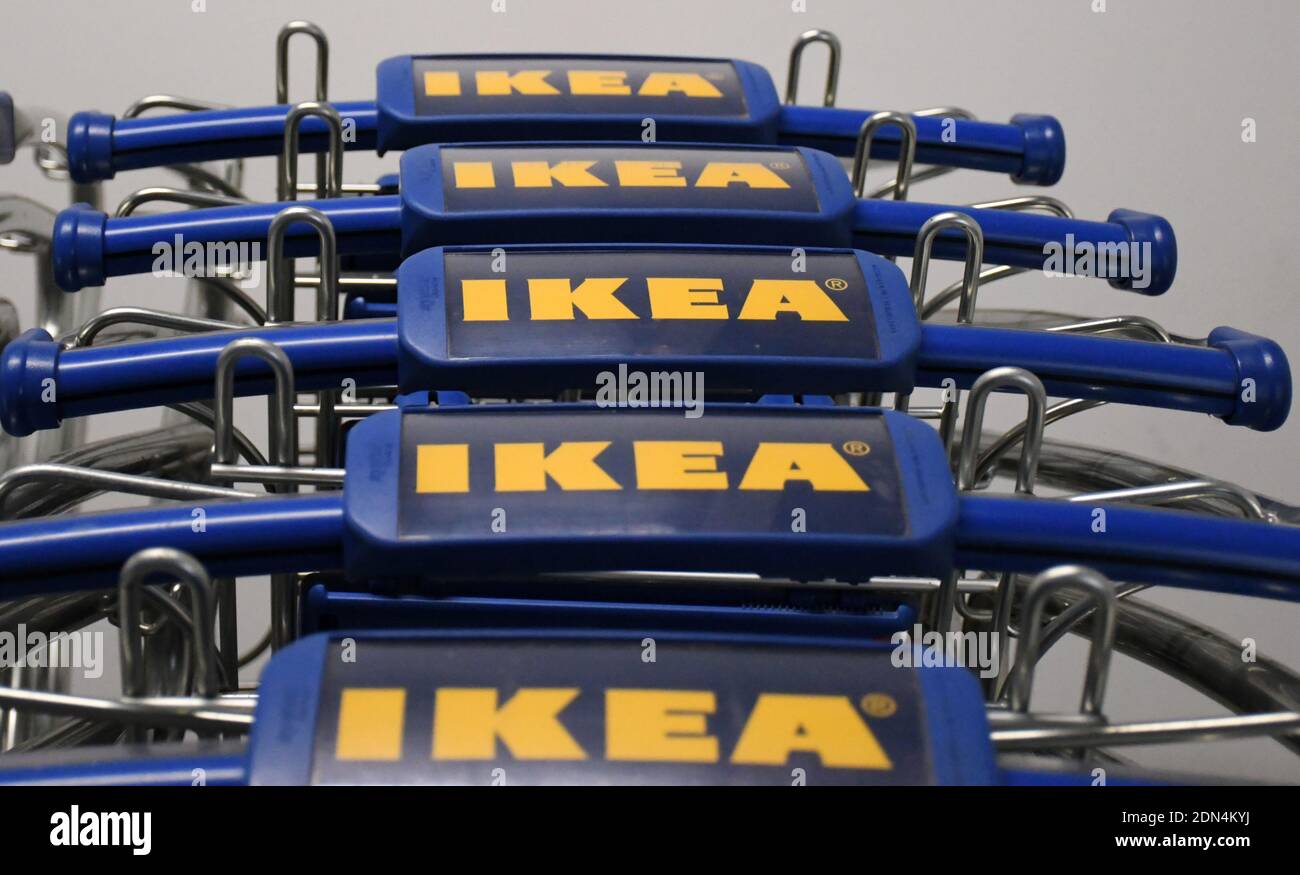 Mumbai, Indien. Dezember 2020. Trolleys mit IKEA-Logo Reihen sich während der LaunchIKEA, ein schwedisches multinationales Geschäft, das Heimdekor-Produkte verkauft, hat sein zweites Geschäft in Indien eröffnet. Der Laden befindet sich in Turbhe (einem Vorort von Navi Mumbai). Kredit: SOPA Images Limited/Alamy Live Nachrichten Stockfoto