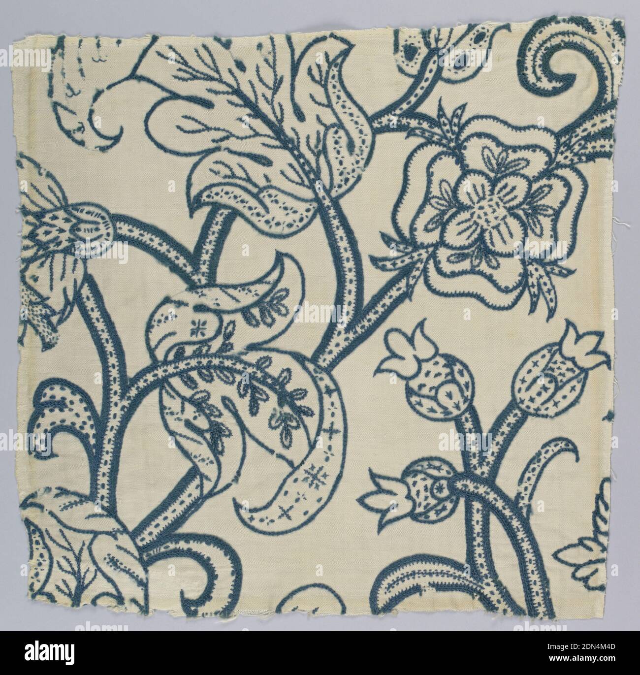 Textil, Medium: Wolle, Baumwolle, Leinen Technik: Wollstickerei mit Krempel auf Twill-Webart, quadratischer Ausschnitt aus massivem Design mit breiten, gesprenkelten Stielen mit schweren, mit Locken verzierten Blättern und großen Blütenköpfen einschließlich der Tudor-Rose. In grünlich-blauer Wolle auf Boden aus ungefärbter Baumwolle und Leinenwill. Dye soll Holz sein., England, 1600–1550, Stickereien & Stitching, Textil Stockfoto