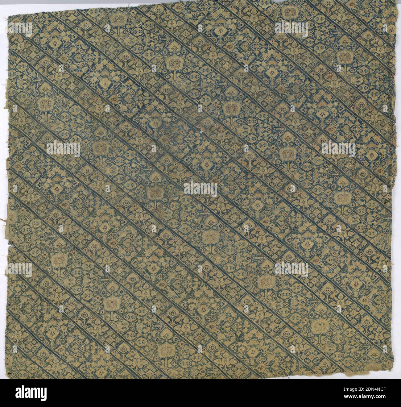 Fragment, Medium: Seide auf Baumwolle Technik: Zelt Stitch Stickerei, Blau-grüne Stickerei auf einem Elfenbeinboden mit diagonalen Blumenbändern. Art des Materials für Frauenhosen verwendet., Iran, 18. Jahrhundert, Stickerei & Nähte, Fragment Stockfoto