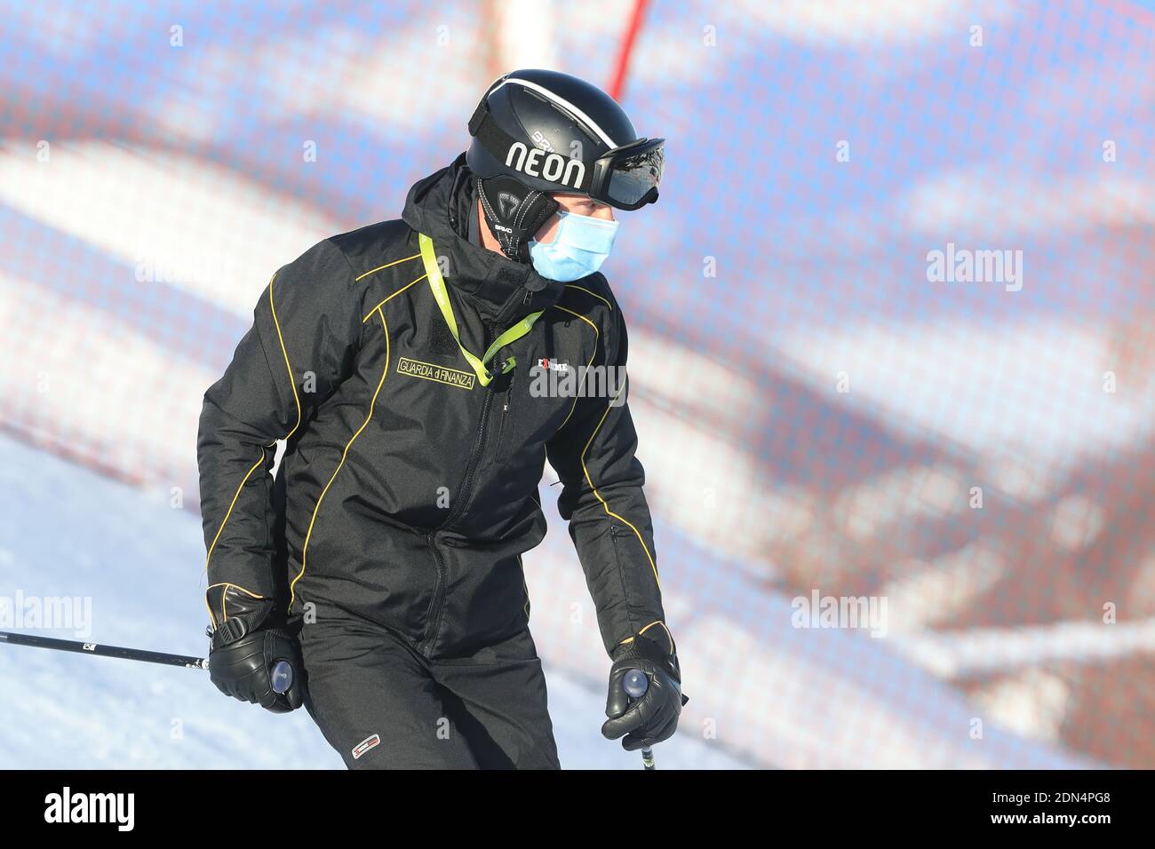 Carezza, Italien. Dezember 2020. FIS Snowboard Weltcup - Covid-19 Ausbruch Parallel Slalom-Event am 17/12/2020 in Carezza, Italien. In Aktion eine Guardia di Finanza trägt eine chirurgische Maske. (Foto von Pierre Teyssot/ESPA-Images) Quelle: European Sports Photo Agency/Alamy Live News Stockfoto