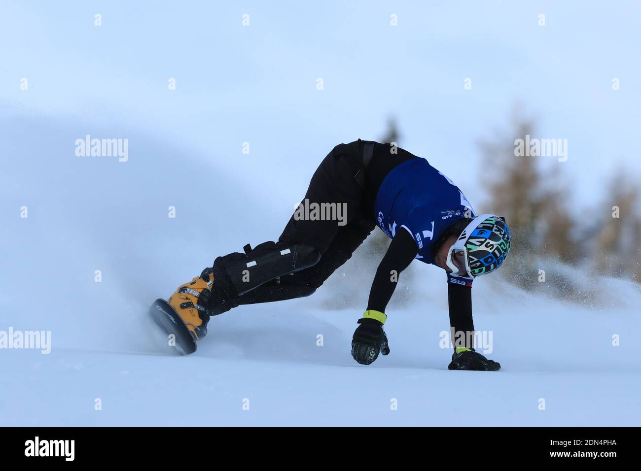 Carezza, Italien. Dezember 2020. FIS Snowboard Weltcup - Covid-19 Ausbruch Parallel Slalom-Event am 17/12/2020 in Carezza, Italien. In Aktion Viktor Bruzek (CZE) (Foto von Pierre Teyssot/ESPA-Images) Kredit: Europäische Sport Fotoagentur/Alamy Live News Stockfoto