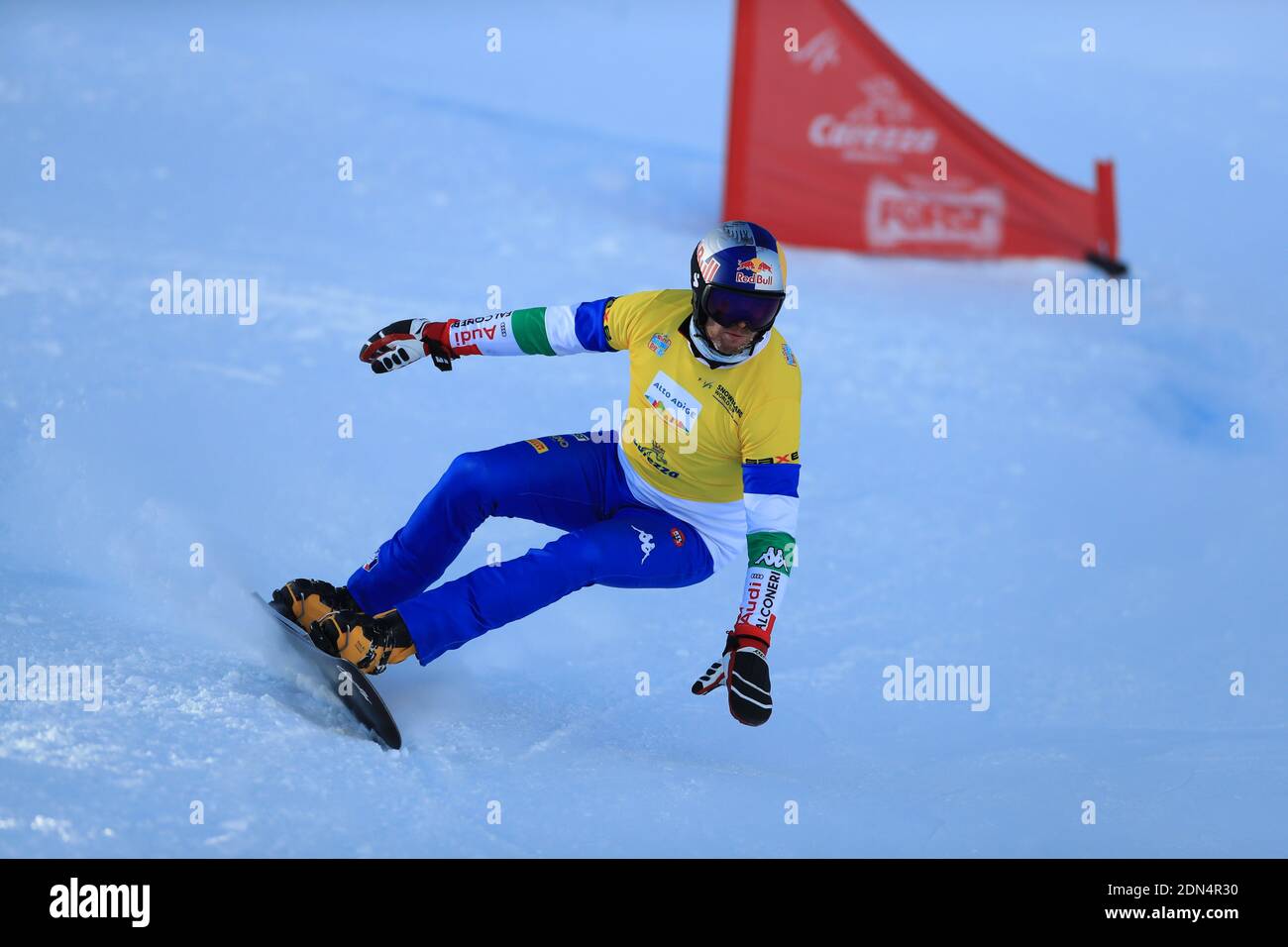 Carezza, Italien. Dezember 2020. FIS Snowboard Weltcup - Covid-19 Ausbruch Parallel Slalom-Event am 17/12/2020 in Carezza, Italien. In Aktion Roland Fischnaller (ITA) (Foto: Pierre Teyssot/ESPA-Images) Credit: European Sports Photo Agency/Alamy Live News Stockfoto