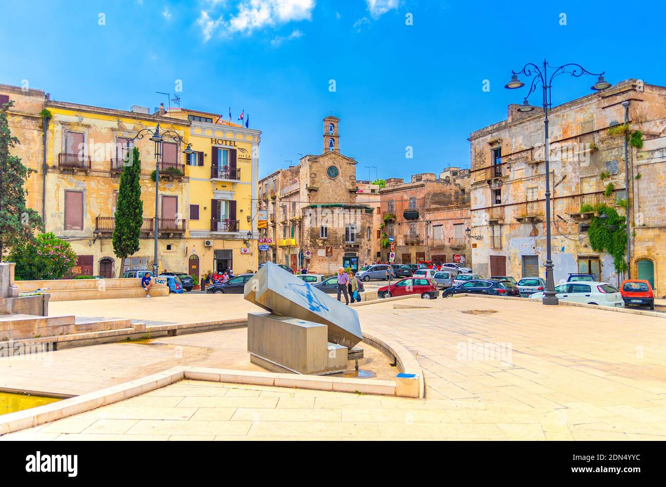 Taranto, Italien - 7. Mai 2018: Piazza Fontana Brunnen Platz mit Chiesa di San Nicola della piazza Saint Nicolas katholische Kirche in Taranto historica Stockfoto