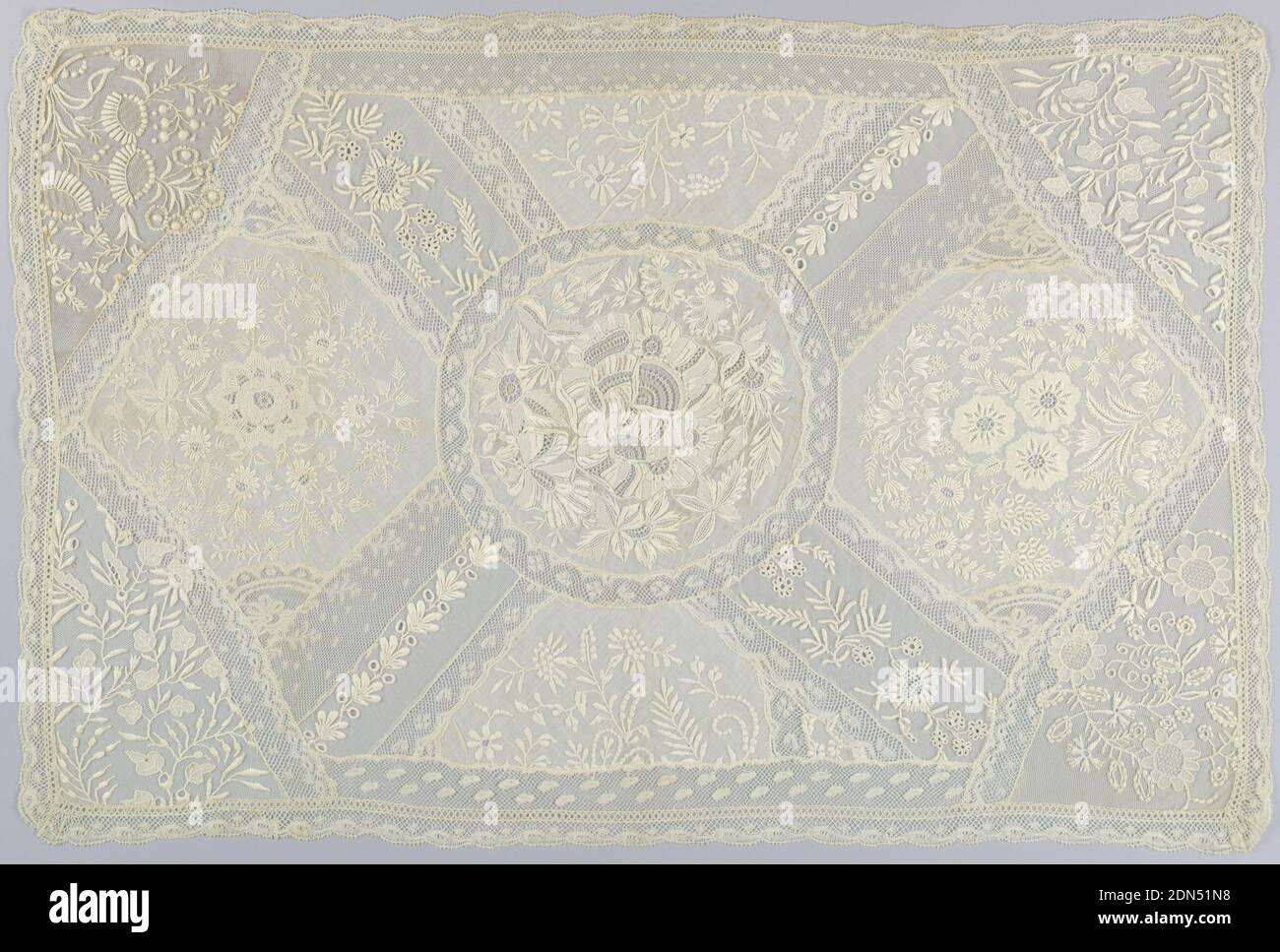 Tischtuch, Medium: Baumwolle Technik: Bestickt, rechteckiger Tischtuch mit rundem Mittelteil und zwei fünfseitigen Stücken fein bestickt in weißem Baumwoll-Blumenmuster. Ecken und Füllstücke aus besticktem Netz; Spitzenbesatz., Normandie, Frankreich, 19. Jahrhundert, Stickereien & Nähte, Tischtuch Stockfoto