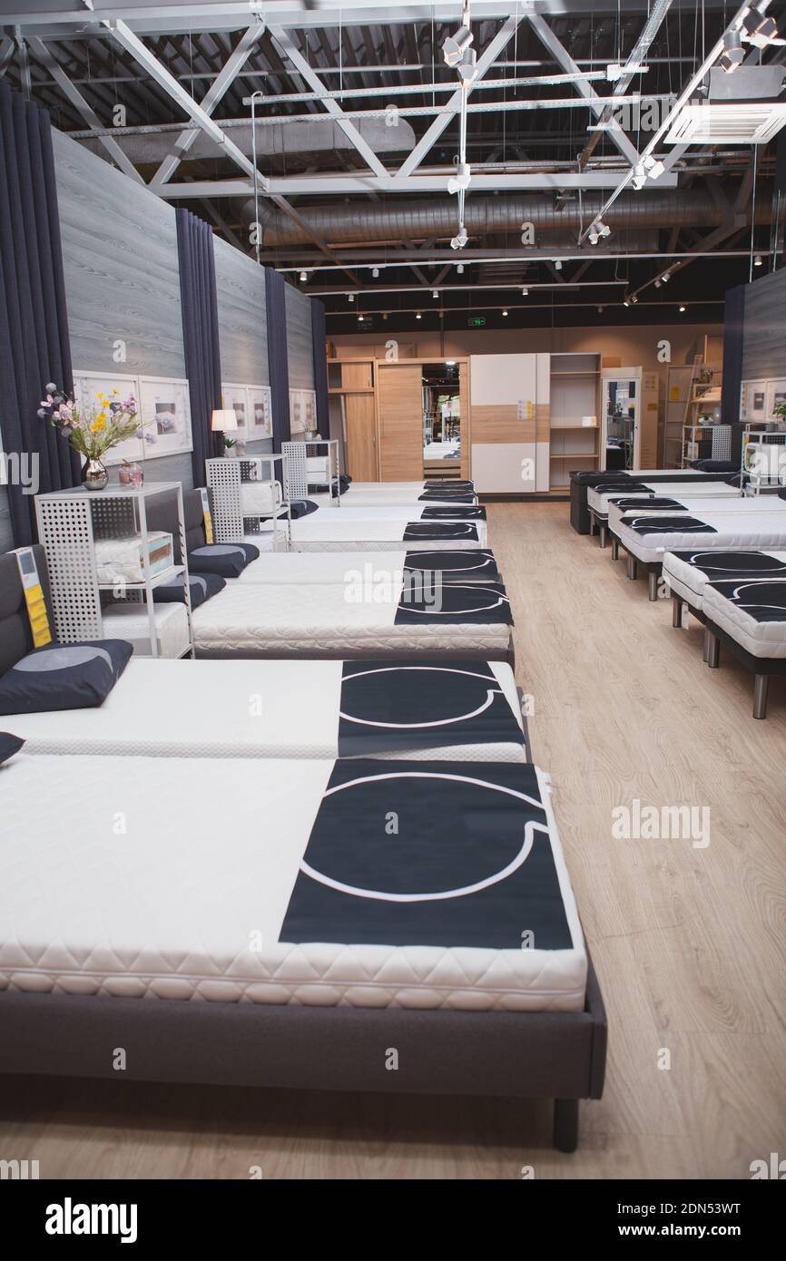 Vertikale Aufnahme einer Reihe von orthopädischen Betten zum Verkauf Im Möbelgeschäft Stockfoto