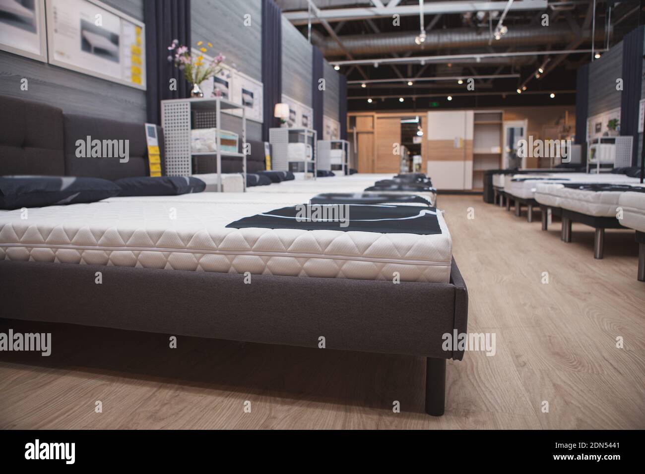 Neue orthopädische Betten auf dem Display zum Verkauf in Möbel Supermarkt Stockfoto