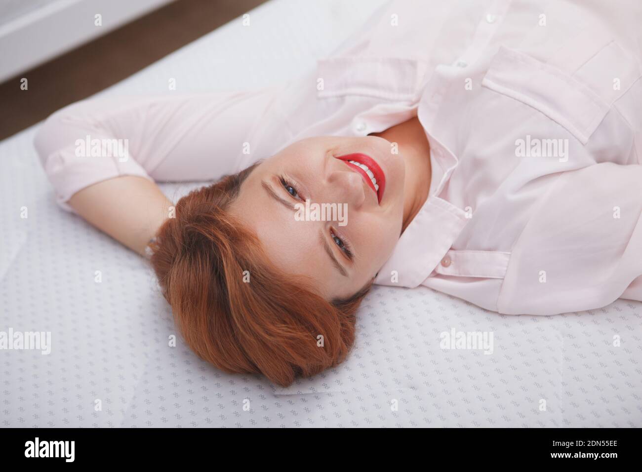 Draufsicht Nahaufnahme einer glücklichen entspannten Frau genießen Liegen auf orthopädischer Matratze Stockfoto
