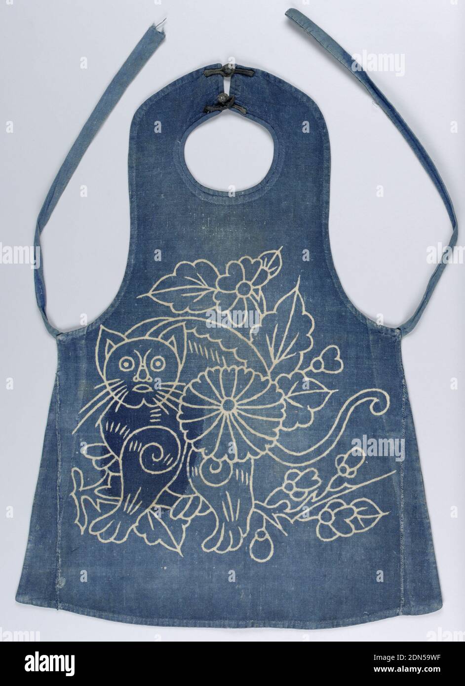 Kinderlätzchen, Medium: Baumwolle Technik: Resist gedruckt auf Leinwandbindung, Kinderlätzchen mit einem Design eines sehr stilisierten Katzen- und Blumenarrangements in off-white auf blauem Hintergrund., China oder Japan, 19. Jahrhundert, bedruckte, gefärbte & bemalte Textilien, Kinderlätzchen Stockfoto