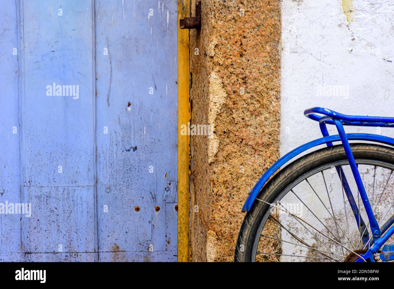 Detail der alten Fahrrad hält vor dem historischen Haus in der Stadt Paraty, Südküste von Rio de Janeiro, Brasilien Stockfoto