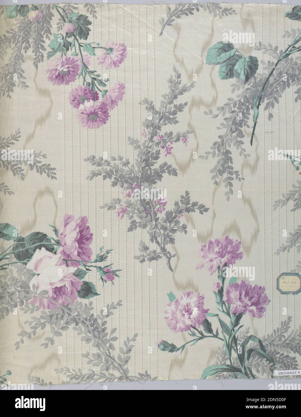 Textil, Schwartz-Huguenin, Medium: Baumwolle Technik: Bedruckt mit gravierter Walze auf Leinwandbindung; glasiert, A) Hintergrund mit grauem Moiré-Effekt, gepunktete Streifen in Clustern und feiner Nadelstreifen in Grau. Blumenmuster von natürlicher Größe Rosengruppen und Laub in grün, hellgrau-grün und braun, glasiert. Geschliffen von 'molette', Musterrolle bedruckt., B) Gleiches Muster in verschiedenen Farben; gemahlen gleich; Blüten in blassrosa., Mitte des 19. Jahrhunderts, bedruckte, gefärbte & bemalte Textilien, Textil Stockfoto