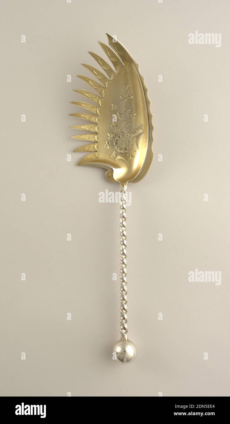 Macaroni-Server, gilt silver, breite konkave Klinge mit federnem, gezacktem Rand und graviertem floralem Ornament; Griff in Form eines gedrehten Stiels mit Kugelfinial., USA, ca. 1865, Besteck, Dekorative Kunst, Macaroni-Server Stockfoto