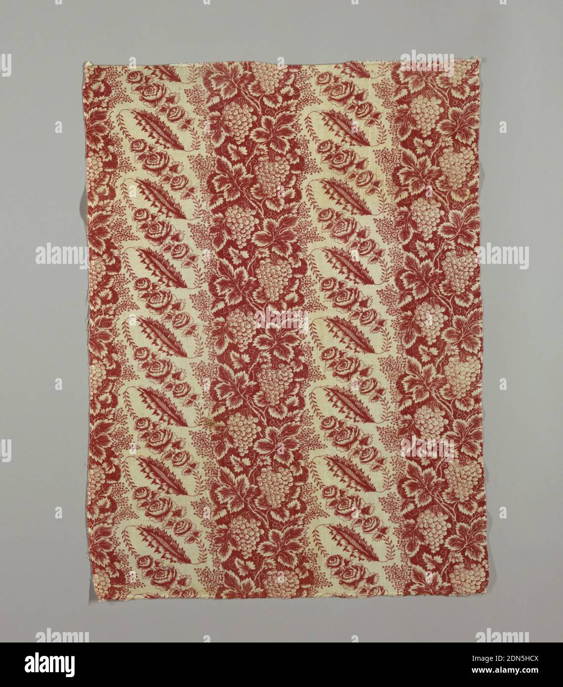 Textil, Medium: Baumwolltechnik: Bedruckt mit gravierter Walze auf Leinwandbindung, Baumwolldruck; rot auf Weiß; senkrechte Streifen abwechselnd rot und weiß mit realistischen Blumen- und Obstmotiven. Zwei Stücke zusammengenäht. Kanten mit Leinen gebunden und Ringe zum Aufhängen oben angebracht., England, ca. 1810, bedruckte, gefärbte & bemalte Textilien, Textil Stockfoto