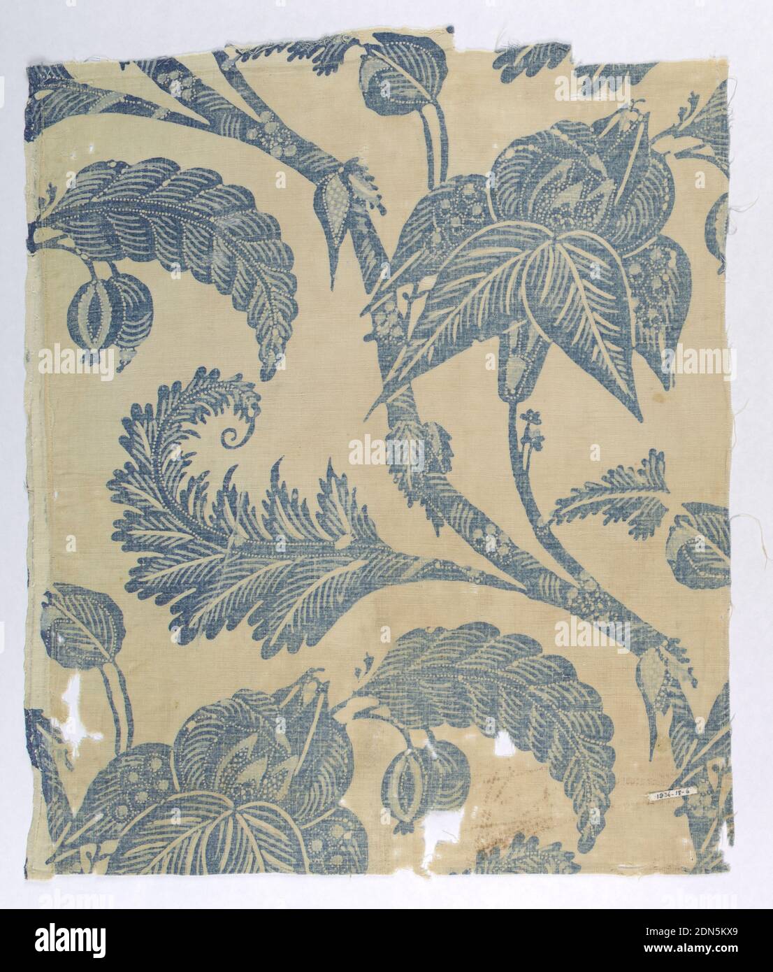 Textil, Medium: Baumwolle Technik: Resist gedruckt auf Leinwandbindung, Fragment in zwei Blautönen auf weißem Grund. Design von wellenförmigen Zweigen mit großen schalenförmigen Blüten und geschwungenen Blättern mit hängenden Früchten. Viel Gebrauch von feinen Linien und Punkten, um Design zu verbessern., USA, 1700–1750, bedruckte, gefärbte & bemalte Textilien, Textil Stockfoto