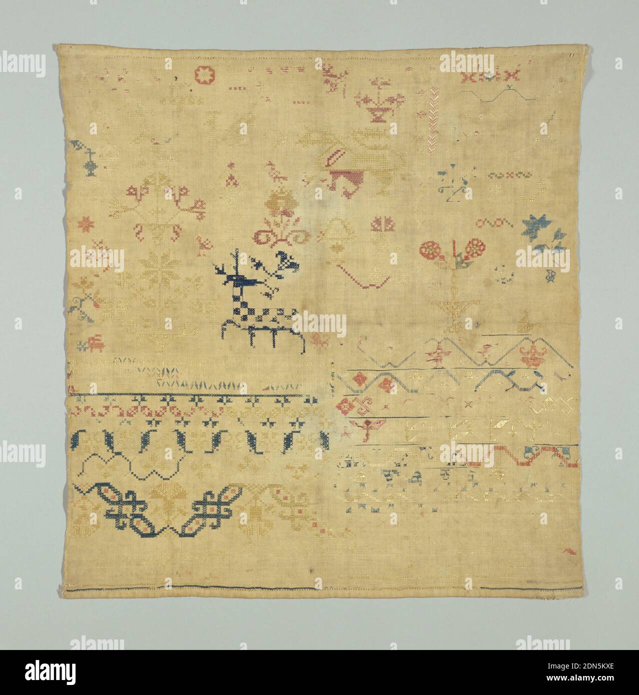 Sampler, Medium: Seide auf Baumwolle Technik: Kreuz, langarmiges Kreuz, Lauf-, Satin- und Rückstichheftung auf einfarbigem Webfundament; gezählte Stiche, verstreute Motive und geschwungene Blumenbänder in roter, blauer und gelber Seide. In der Mitte ein Hirsch mit einem Zweig von Blumen aus seinem Mund und einem gekrönten Löwen., Mexiko, Ende des 18. Jahrhunderts, Stickerei & Nähen, Sampler Stockfoto