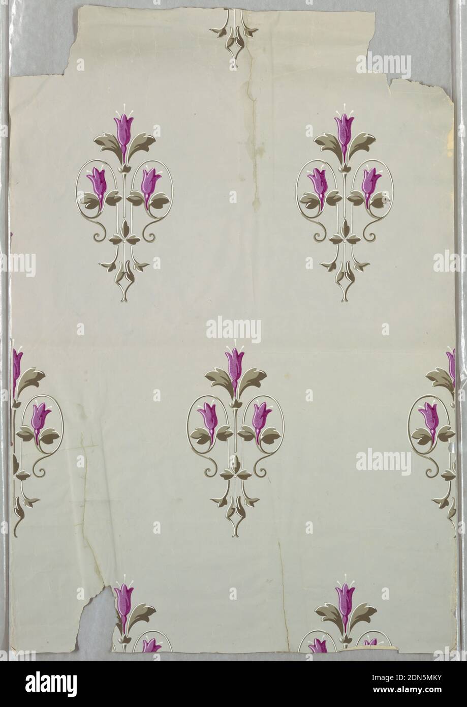 Seitenwand, maschinell bedruckt, auf cremefarbenem Boden, abwechselnd florales Motiv mit rosa Glockenblumen und grün-weißen Blättern auf rollenden Stielen., 1860–1900, Wandbeläge, Sidewall Stockfoto