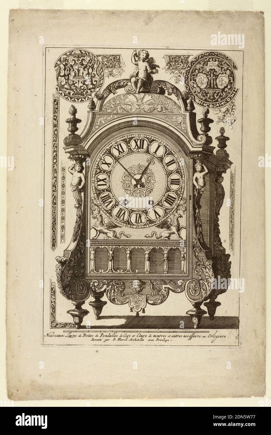 Design für eine Tischuhr, Daniel Marot, Französisch, tätig in den Niederlanden und England, 1661–1752, Gravur auf Papier, Design für eine Tischuhr aus Metall, überragt von einer Figur aus sitzenden Amor. An der Oberseite des Tellers und an den Seiten, verschiedene Designs für gejagte Ornamente., Niederlande, 1712, Print Stockfoto