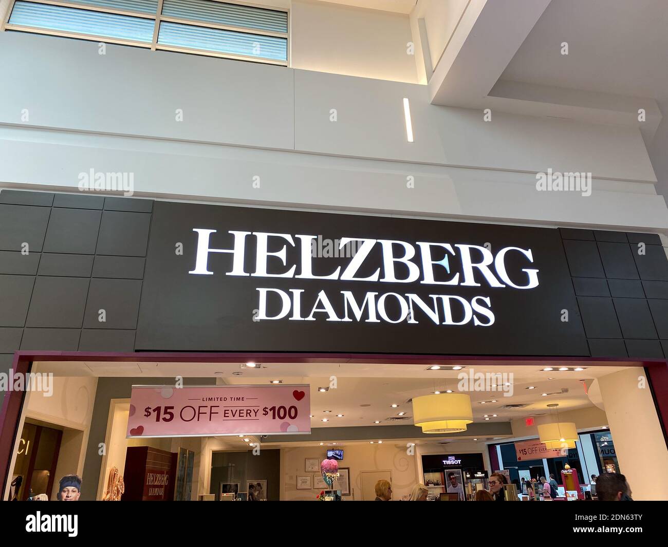 Orlando, FL USA - 17. Februar 2020: Die Helzberg Diamonds-Schaufenster in der Millenia Mall in Orlando, Florida. Stockfoto