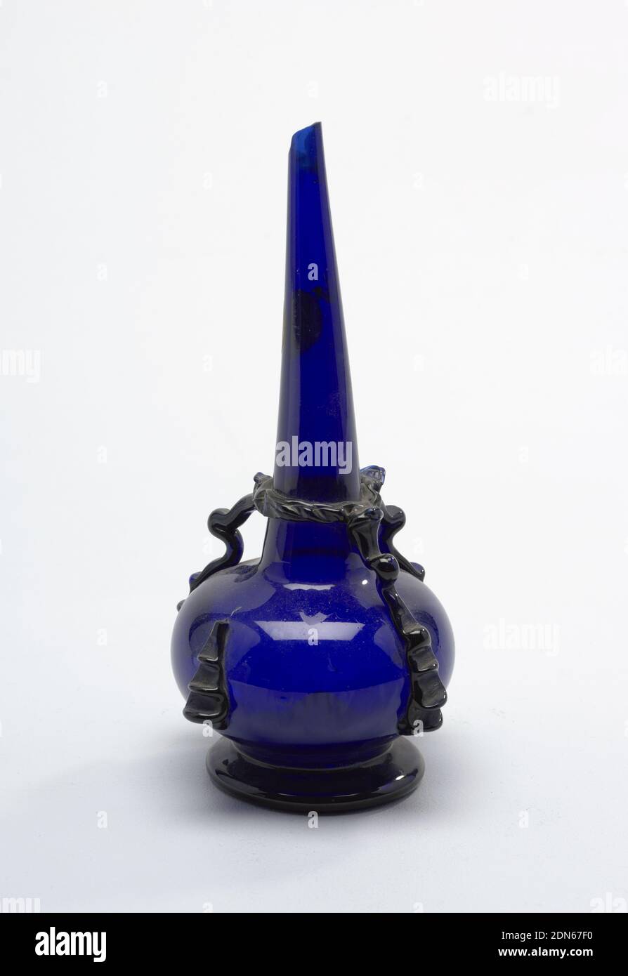 Vase, violettes Glas, kobaltblaues Glas; langer schmaler Hals mit gebrochener Spitze, Iran, 17.–18. Jahrhundert, Glaswaren, Dekorative Künste, Vase Stockfoto