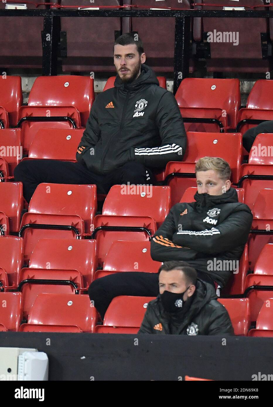 Manchester United Torhüter David de Gea und Donny van de Beek sitzen während des Premier League Spiels in Bramall Lane, Sheffield, auf der Bank. Stockfoto