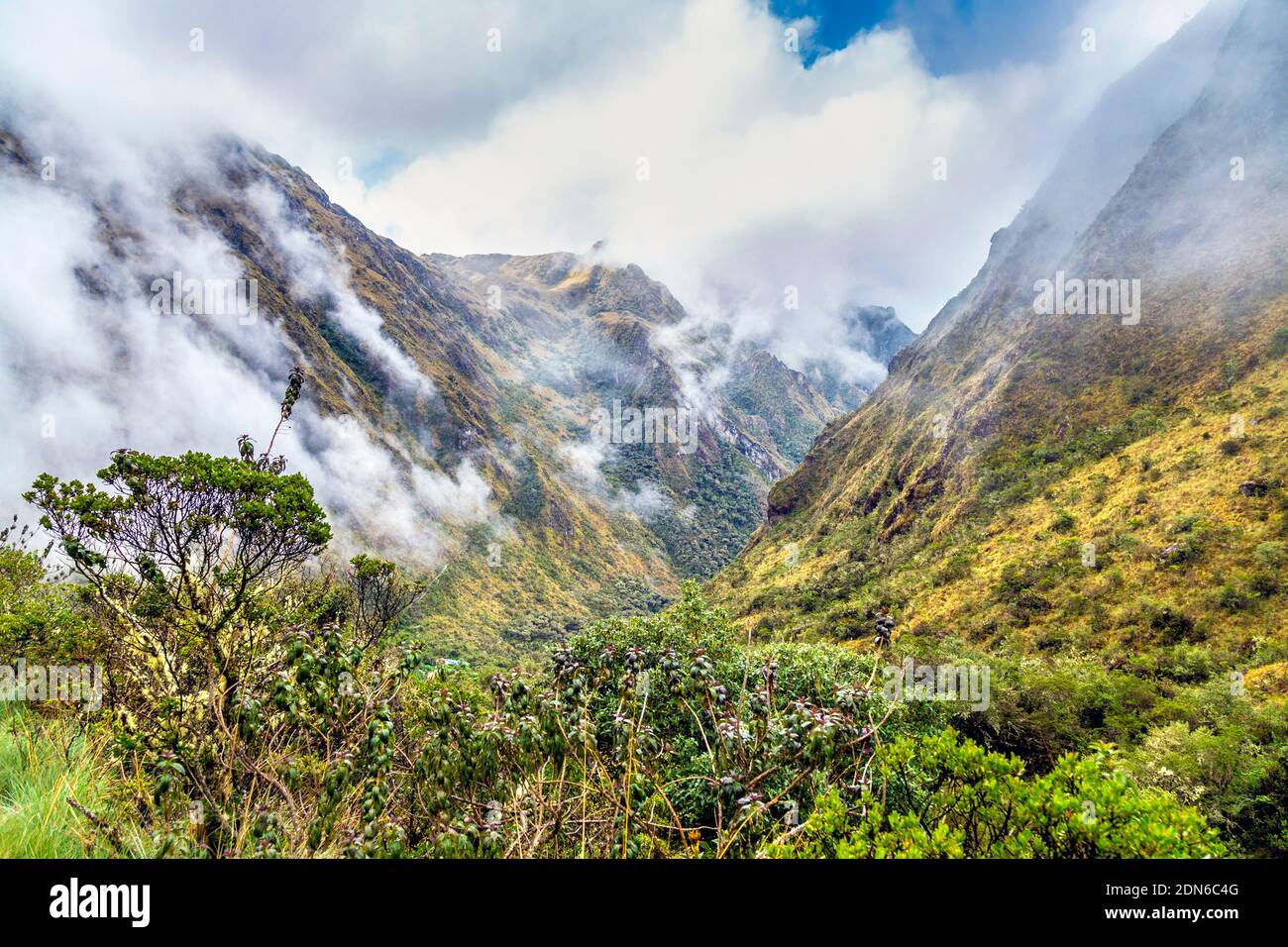Berge, die von Wolken und Nebel umhüllt sind, entlang des Inka Trails nach Machu Picchu, Sacred Valley, Peru Stockfoto