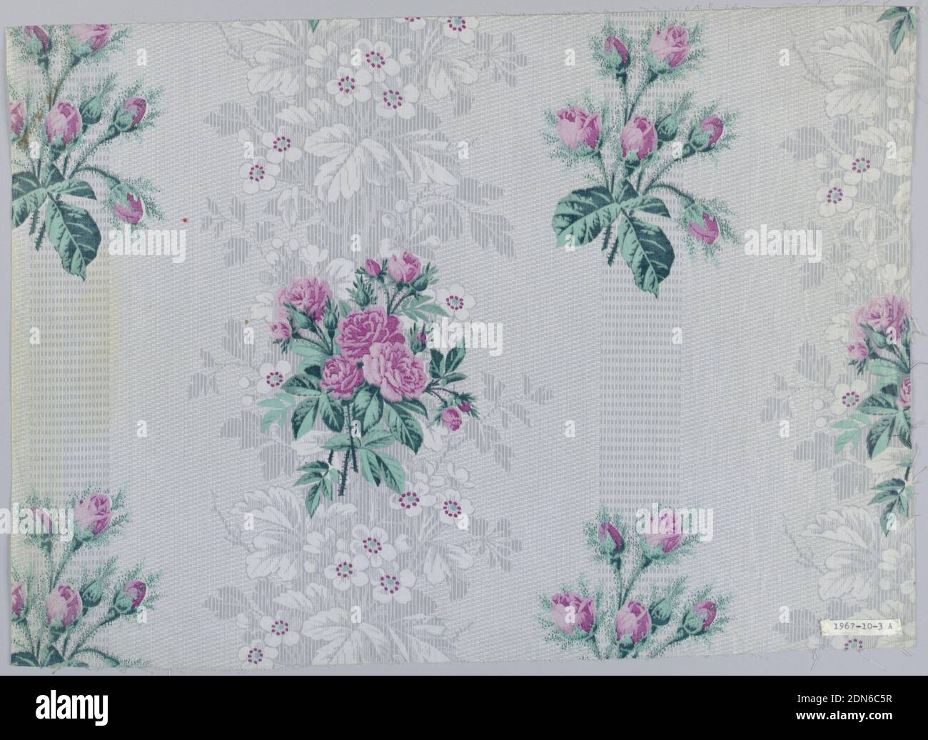 Textil, Schwartz-Huguenin, Medium: Baumwolle Technik: Bedruckt mit gravierter Walze und/oder Block auf Leinwandbindung; hochglasiert, drei Muster, gleiches Design, verschiedene Farben. A) Grauer Boden, wahrscheinlich gedruckt von "Molette", in winzigen geometrischen Mustern mit Flächen von Laub in grau, mit weißen Blüten; florales Muster von Rosengruppen über Boden gedruckt, wahrscheinlich durch Block. B) Grüner Boden, Rosen rot-violett. C) Grauer Boden, Blüten blau mit grauem Laub. Hochglasiert, Mulhouse, Elsass, Frankreich, 1851–63, bedruckte, gefärbte & bemalte Textilien, Textil Stockfoto