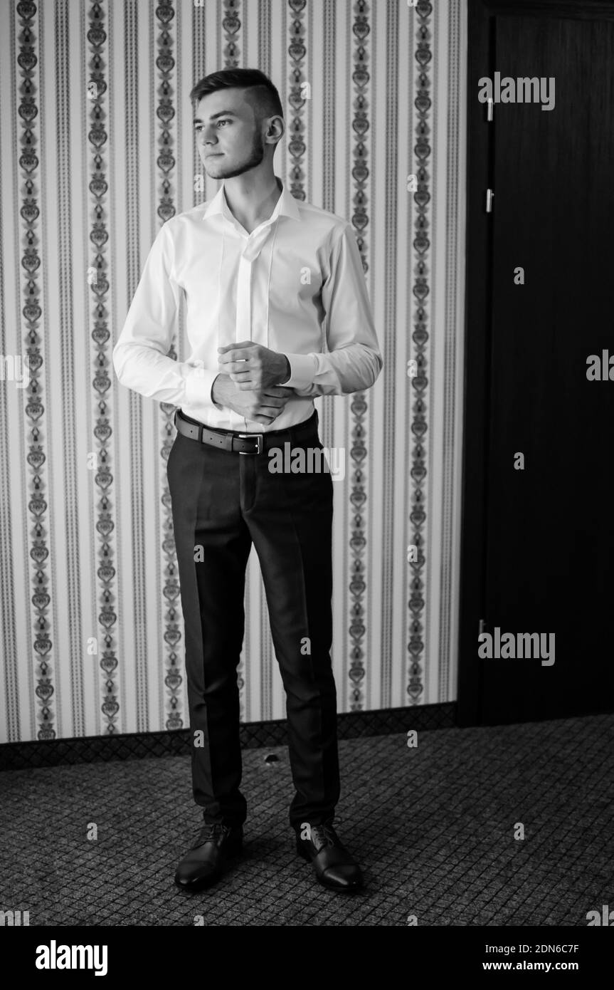 Morgen des Bräutigams. Morgen des Bräutigams im Hotelzimmer Stockfoto