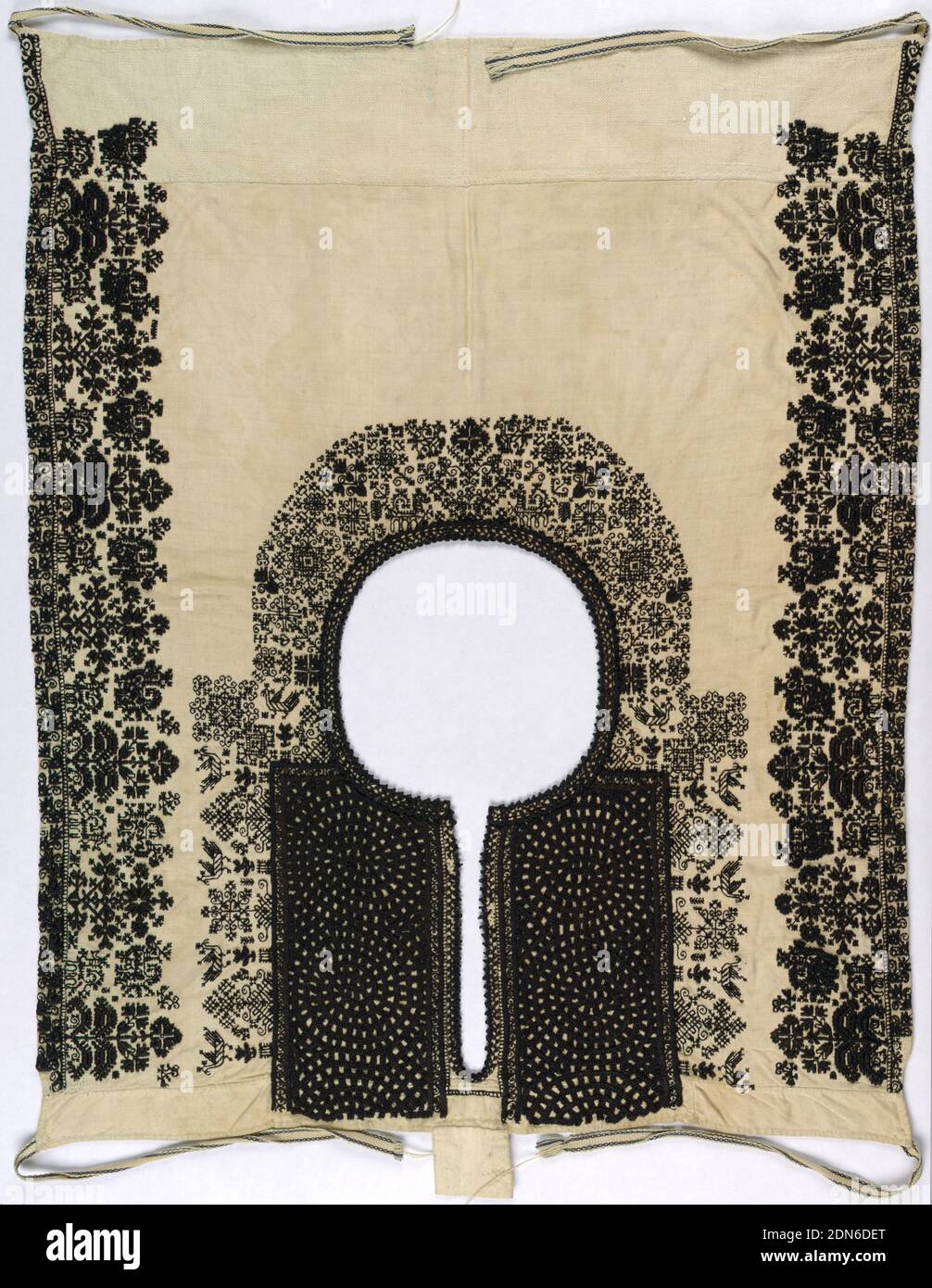 Vestee, Medium: Wollstickerei auf Leinen Fundamenttechnik: Gestickt in Satin und Kreuzstichen auf Leinwandbindung, Vestee aus schwerem cremefarbenen Leinen gestickt in schwarzer Wolle. Die runde Halsöffnung hat einen tiefen Schlitz in der Vorderseite, der beidseitig mit breiten Bändern aus stark gearbeiteten Spiralen bestickt ist. Rund um den Kragen sind kreuzvernähte Designs von stilisierten Pflanzen und Vögeln. Beide Seiten, entsprechend dem Schulterbereich, haben breite Bänder von stilisierten Pflanzenformen und kleinen Hirschen.das Gewand wird über den Kopf gezogen und an den Seiten mit schwarzen und weißen Bändern gebunden., Lagartera, Toledo Stockfoto