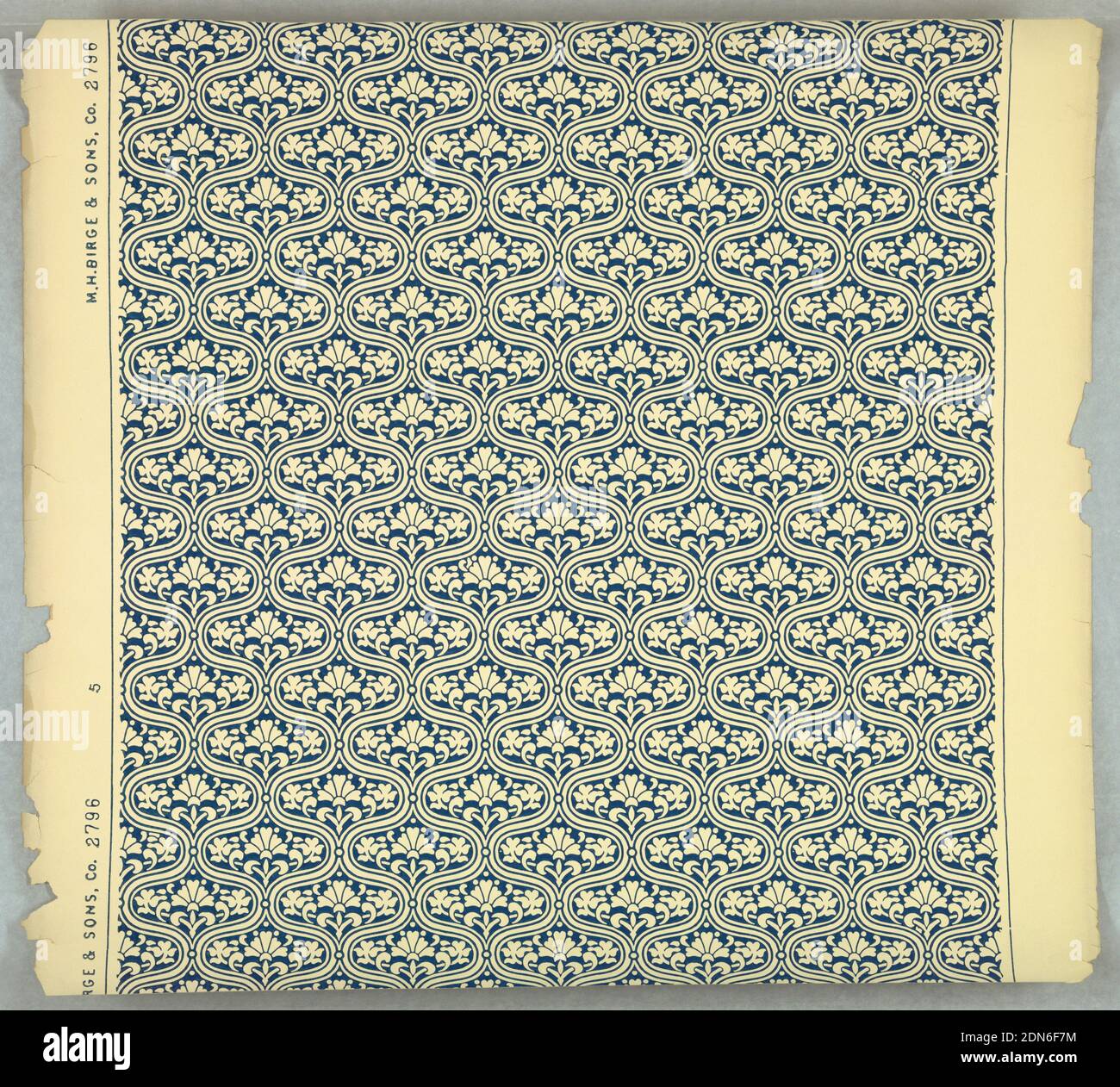 Seitenwand, maschinenbedruckt auf Papier, auf cremefarbenem Boden, kleinformatiges ogivales Muster mit stilisierten Blumeneinfüllungen in Blau., Buffalo, New York, USA, 1890–1920, Wallcoverings, Sidewall Stockfoto