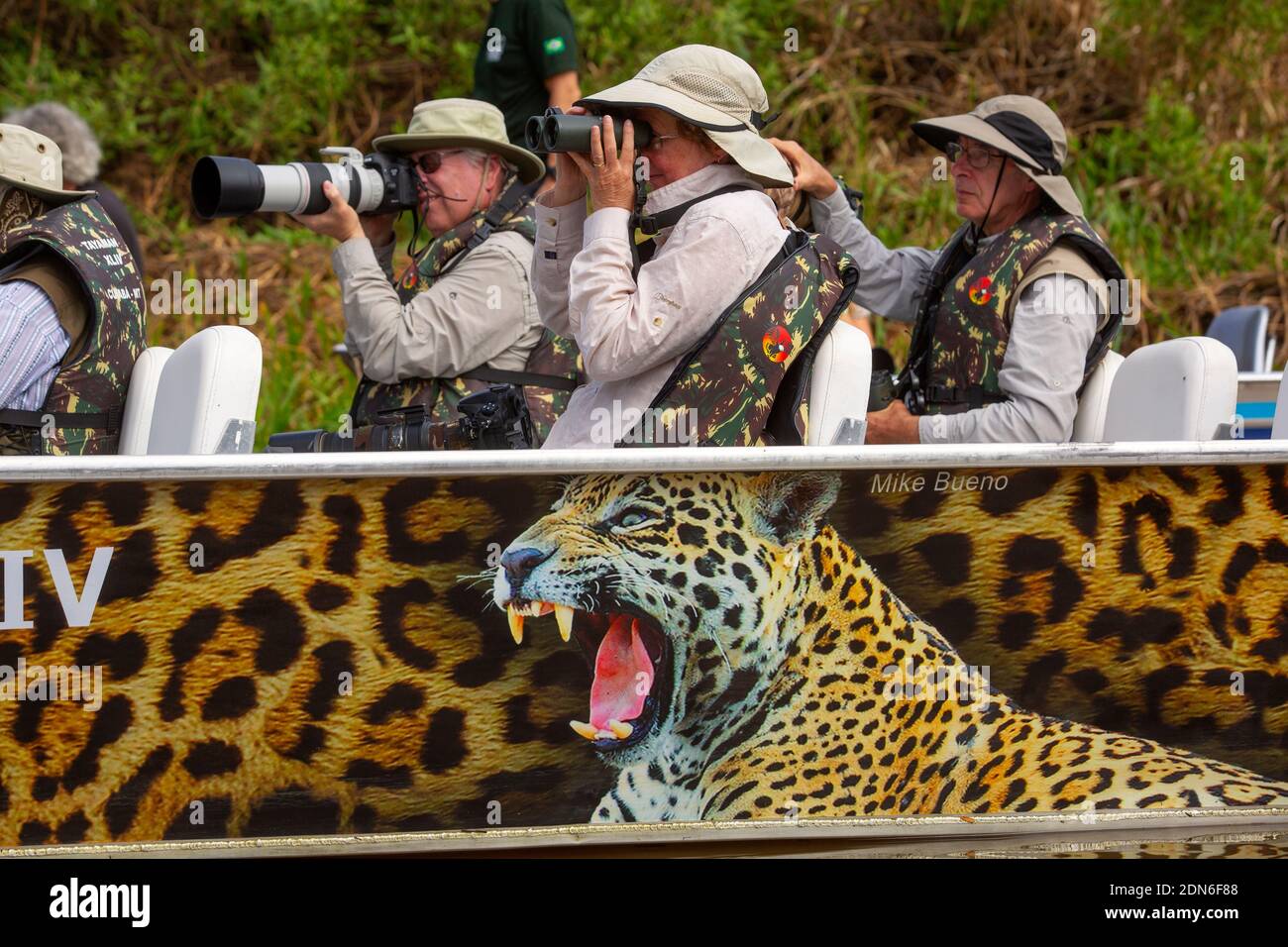 Touristen auf der Suche nach Jaguaren auf dem Fluss Três Irmãos, Pantanal von Mato Grosso, Brasilien Stockfoto