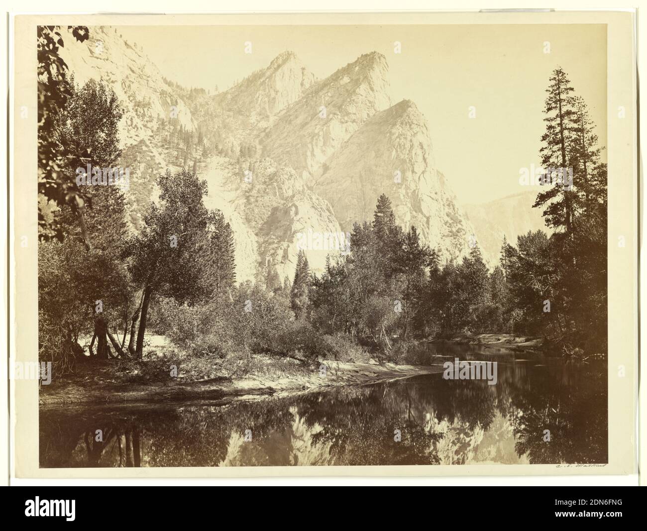 Three Brothers, Yosemite, Albumen-Silberdruck auf weißem Wove-Papier, dreifacher Berg in der Ferne; baumgesäumter See im Vordergrund., USA, 1861–66, Landschaften, Fotografie, Fotografie Stockfoto