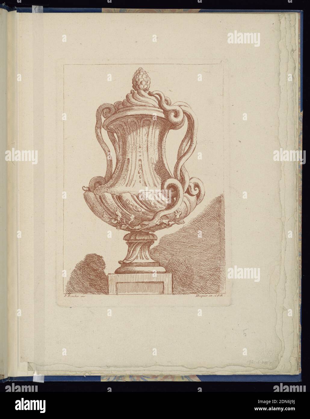 Tafel 5, Livre de Vases (Buch der Vasen), François Boucher, französisch, 1703 – 1770, Gabriel Huquier, französisch, 1695–1772, Gabriel Huquier, französisch, 1695–1772, Radierung in roter Tinte auf cremefarbenem Papier, Folio 5, Tafel 5 einer Serie von 12. Design für eine Vase in Metall mit geschwungenen muschelförmigen Formen ausgeführt werden, auf einem Sockel platziert. Die Griffe und der Deckel bestehen aus den Windungen zweier Schlangen., Paris, Frankreich, ca. 1738, Metallverarbeitung, gebundener Druck, gebundener Druck Stockfoto