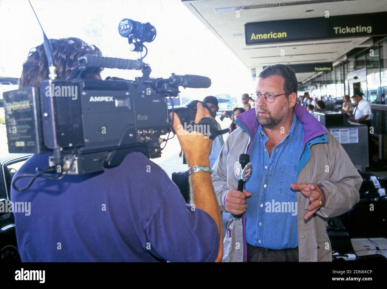 Reisejournalist Peter Greenberg berichtet von außerhalb LAX Airport in Los Angeles, CA Stockfoto