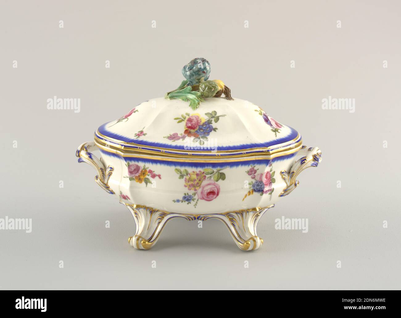 Suppenschüssel, Sèvres Porzellanmanufaktur, französisch, gegründet 1756 bis  heute, Porzellan, Glasschmelz, Gold, vierfüßige Terrine mit Deckel mit  Griff von Gemüse im Relief. Der Körper und Deckel mit weißem Grund mit  Blumen und blauen